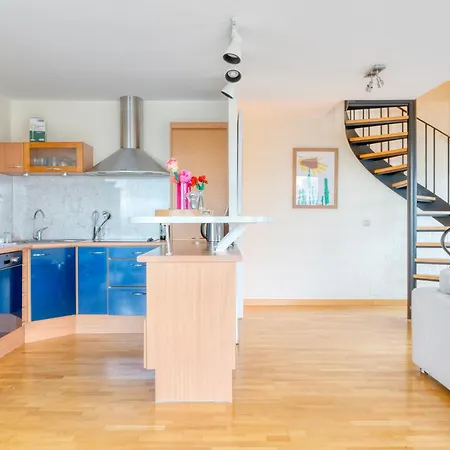 Apartamento Spacious Duplex With Beautiful View Near The Sea